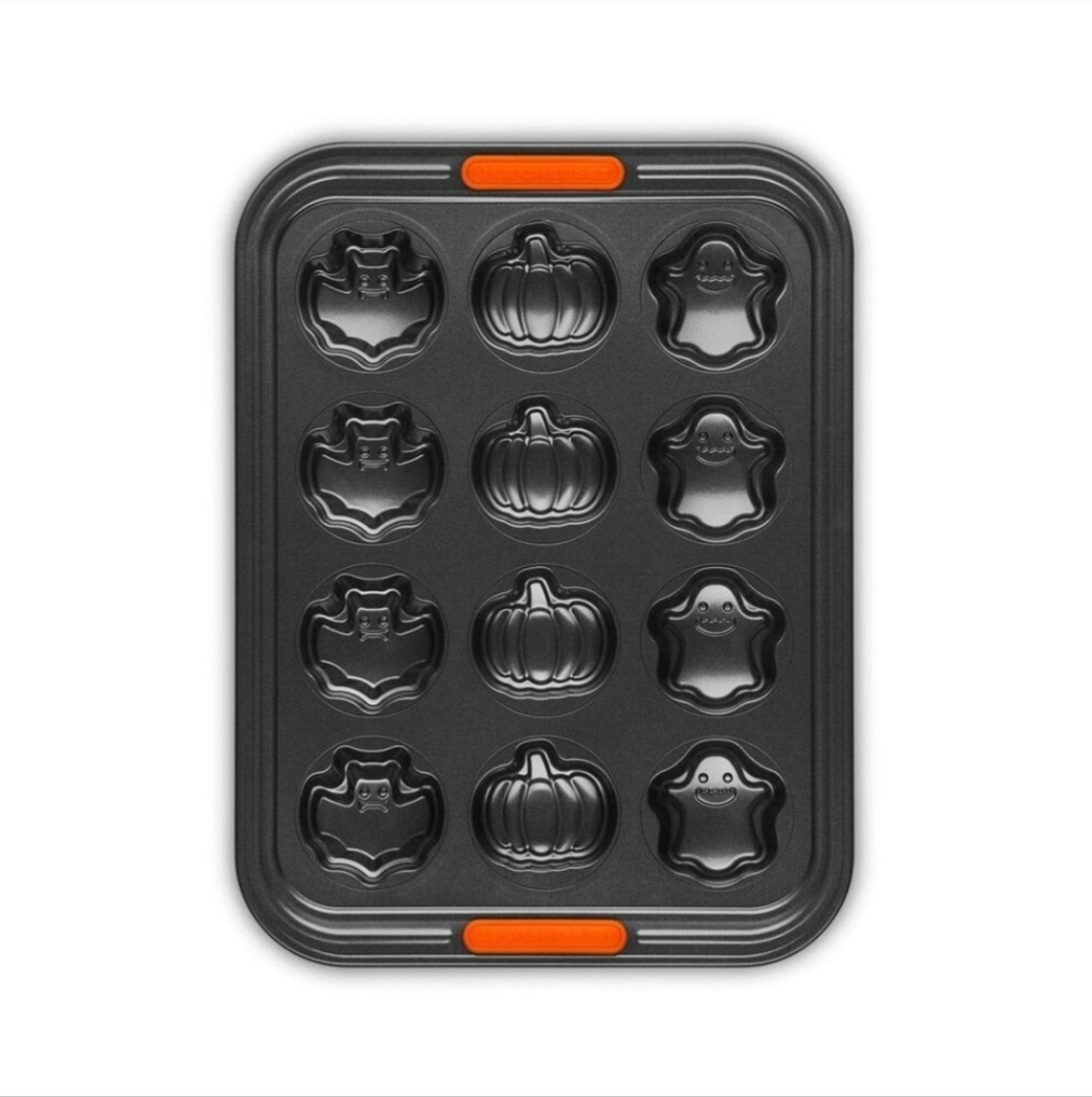 Le Creuset Black Halloween Bakeware Tray - Picture 4 of 5